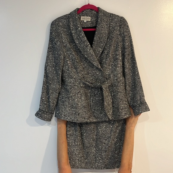 Lauren Taylor suit with bouclay fabric and tie front. Perfect condition - Picture 2 of 5